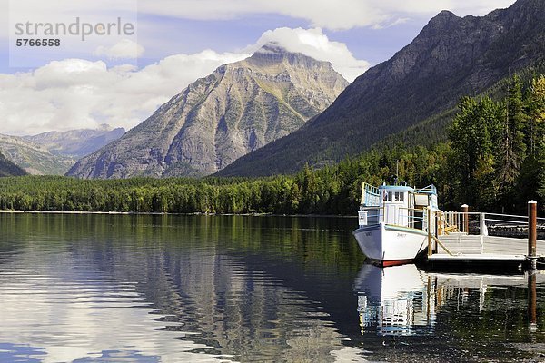 Informationsschalter Boot DeSmet angedockt am Lake McDonald  Glacier National Park  Montana  Vereinigte Staaten von Amerika