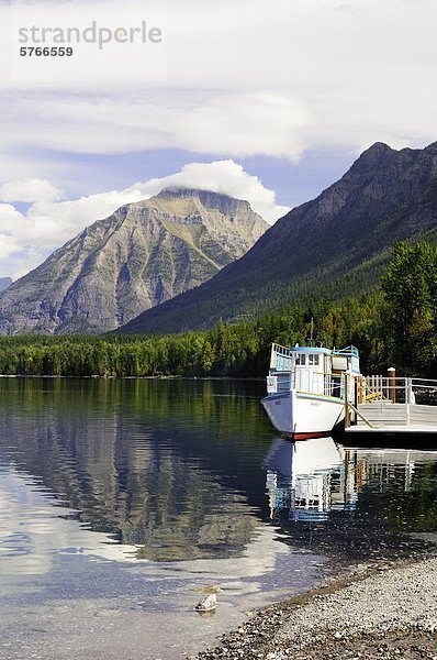 Informationsschalter Boot DeSmet angedockt am Lake McDonald  Glacier National Park  Montana  Vereinigte Staaten von Amerika