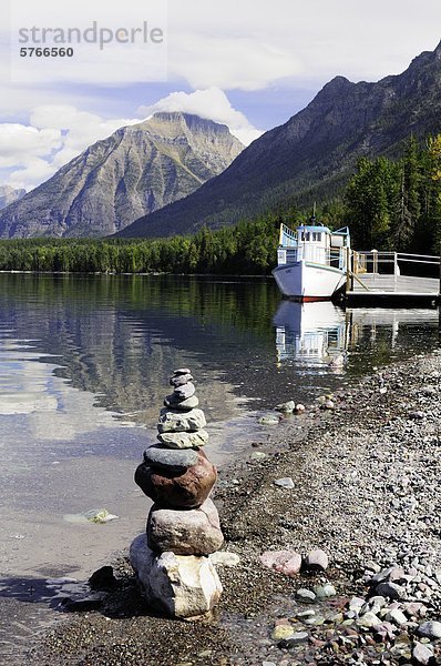 Ein Inukshuk sitzt an der Küste beim Informationsschalter Boot Andocken DeSmet auf Lake McDonald  Glacier National Park  Montana  Vereinigte Staaten von Amerika