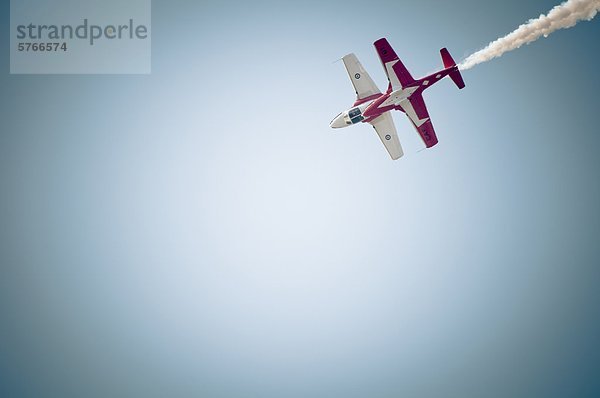 Zwei Flugzeuge fliegen oben nach oben bei den Snowbirds Antenne Auftritt in Comox  Vancouver Island  British Columbia  Kanada