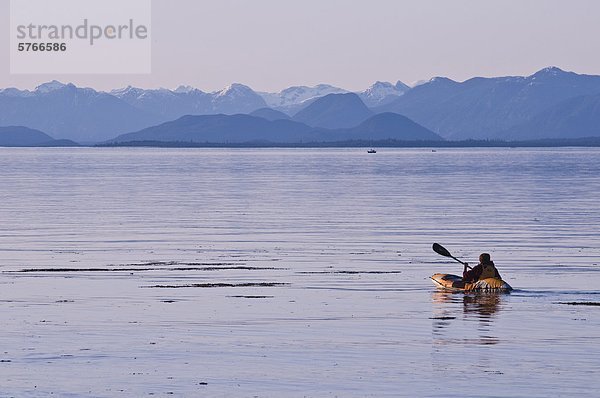 Berg Sonnenuntergang Hintergrund Kajakfahrer Westküste British Columbia Kanada