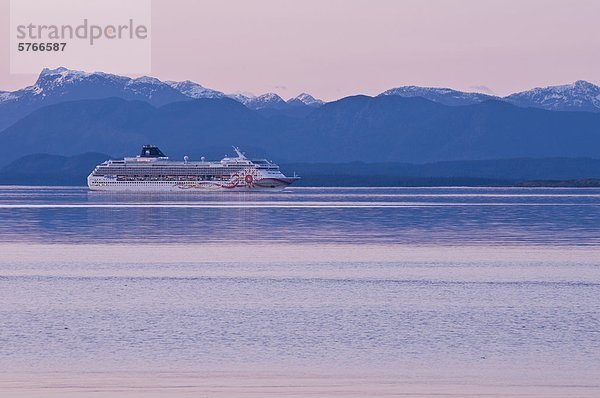 Crusie Schiff mit der Westcoast-Bergkette im Hintergrund  Merville  British Columbia  Kanada