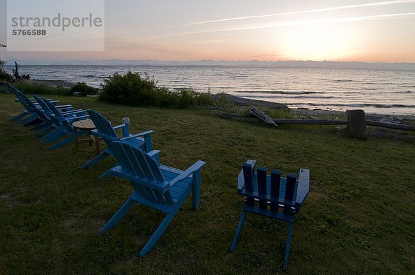 hoch oben Stuhl Strand Sonnenaufgang Menschenreihe Adirondack Stuhl British Columbia Kanada