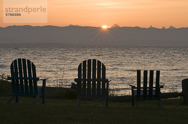 hoch oben Stuhl Strand Sonnenaufgang Menschenreihe Adirondack Stuhl British Columbia Kanada