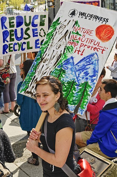 Junge Frau  die die politische  ökologische  Schild am Earth Day 2011  Parade und Festival  Vancouver  British Columbia  Kanada