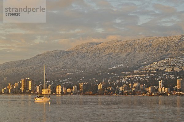 Segelboot in English Bay auf der Suche nach West Vancouver und North Shore Mountains  Vancouver  British Columbia  Kanada