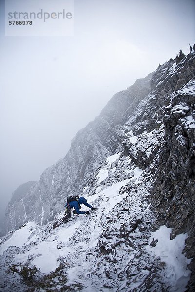 Ein Mann alpinen Klettern - Coire Dubh Integrale 5.7  WI3  Canmore  Alberta  Kanada