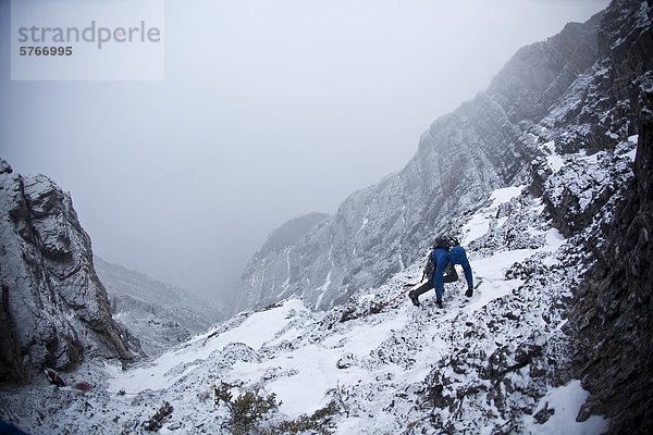 Ein Mann alpinen Klettern - Coire Dubh Integrale 5.7  WI3  Canmore  Alberta  Kanada