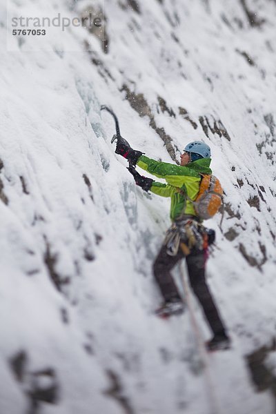 Eine starke weibliche Kletterer Eis klettert Moonlight WI4  auch Thomas Creek  Kananaskis  Alberta  Kanada