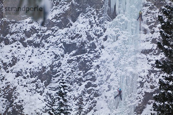 Zwei weibliche Eiskletterer steigen die multi-pitch Eis-Route  Moonlight WI4  auch Thomas Creek  Kananaskis  Alberta  Kanada