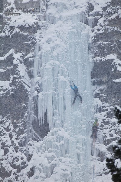 Zwei weibliche Eiskletterer steigen die multi-pitch Eis-Route  Moonlight WI4  auch Thomas Creek  Kananaskis  Alberta  Kanada