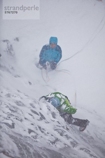 Eine starke weibliche Eiskletterer arbeitet ihr Weg nach oben Snowline WI4  auch Thomas Creek  Kananaskis  Alberta  Kanada