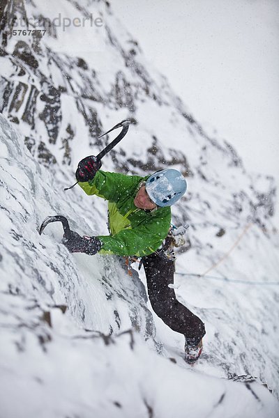 Eine starke weibliche Eiskletterer arbeitet ihr Weg nach oben Snowline WI4  auch Thomas Creek  Kananaskis  Alberta  Kanada