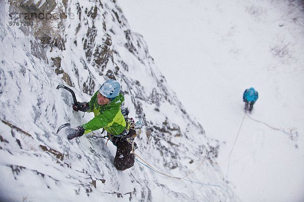 Eine starke weibliche Eiskletterer arbeitet ihr Weg nach oben Snowline WI4  auch Thomas Creek  Kananaskis  Alberta  Kanada