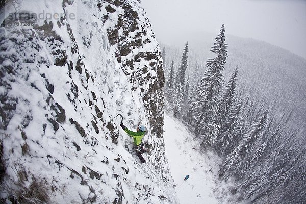 Eine starke weibliche Eiskletterer arbeitet ihr Weg nach oben Snowline WI4  auch Thomas Creek  Kananaskis  Alberta  Kanada