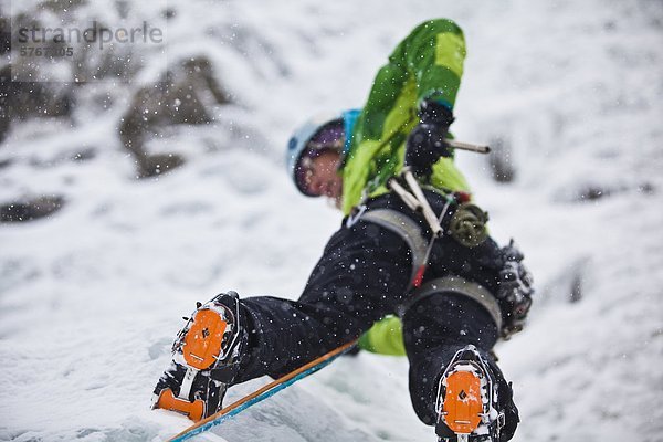 Eine starke weibliche Kletterer Eis klettert Moonlight WI4  auch Thomas Creek  Kananaskis  Alberta  Kanada