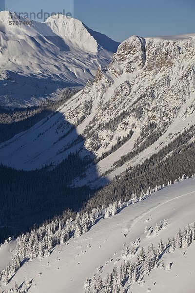 benutzen Snowboardfahrer treten unbewohnte entlegene Gegend Splitboard Rip Linie