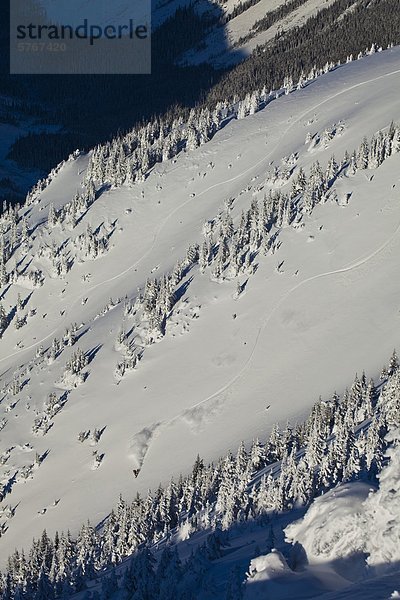 benutzen Snowboardfahrer treten unbewohnte entlegene Gegend Splitboard Rip Linie
