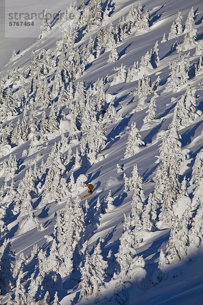 Mann treten Skisport unbewohnte entlegene Gegend