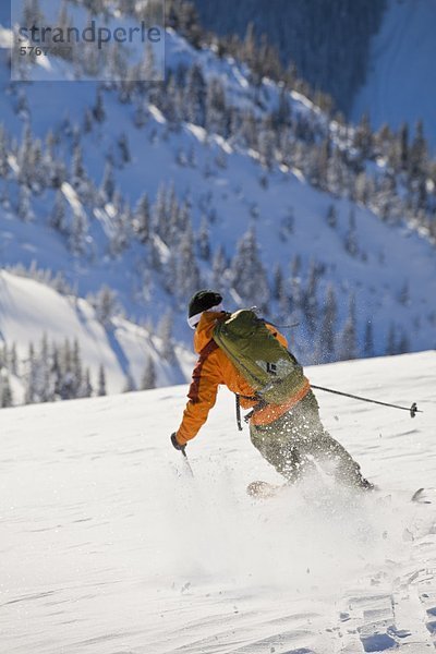 Mann treten Skisport unbewohnte entlegene Gegend