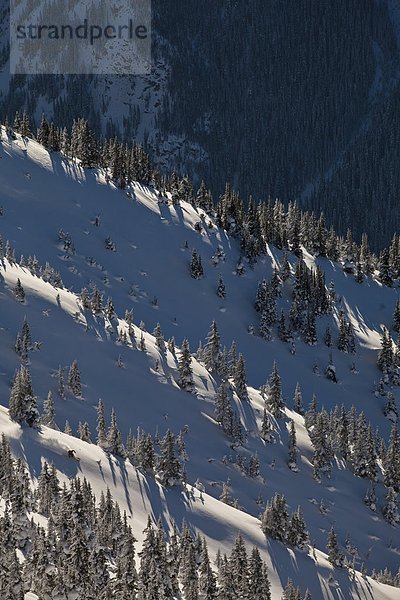 Mann treten Skisport unbewohnte entlegene Gegend