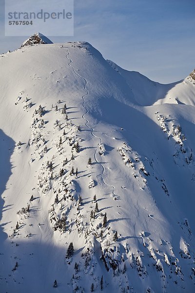 Snowboardfahrer treten unbewohnte entlegene Gegend Linie steil
