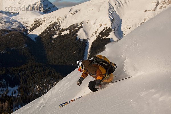 männliche Hinterland Skifahrer spritzt eine Wendung  Healy Pass  Sunshine Village Backcountry  Banff Nationalpark  Alberta  Kanada