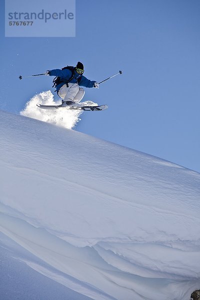 Junge männliche Skifahrer fangen Luft aus einem Gesims  Healy Pass  Sunshine Village Backcountry  Banff Nationalpark  Alberta  Kanada