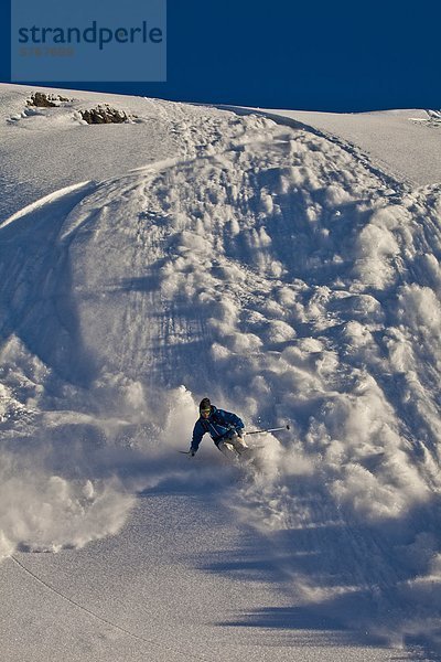 Junge männliche Skifahrer ablaufendes seine Slough Healy Pass  Sunshine Village Backcountry  Banff Nationalpark  Alberta  Kanada