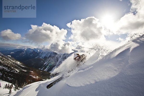 Junge männliche Skifahrer Schrägstriche ein Pulver-Zuges  Kicking Horse Resort  Britsh Columbia  Kanada