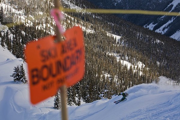 Skifahrer drehen treten Urlaub Gesichtspuder jung