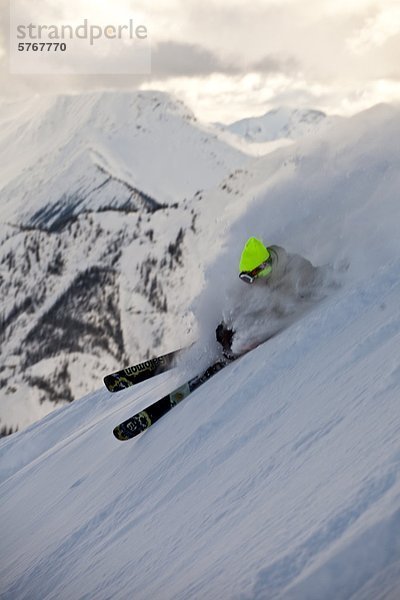 Skifahrer drehen treten Urlaub Gesichtspuder jung