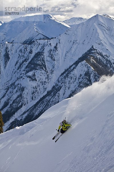 Skifahrer drehen treten Urlaub Gesichtspuder jung Kanada