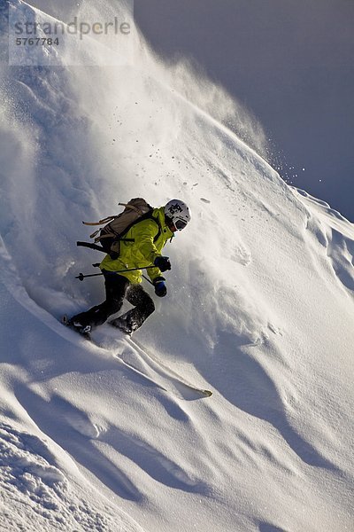 Skifahrer drehen treten Urlaub Gesichtspuder jung Kanada