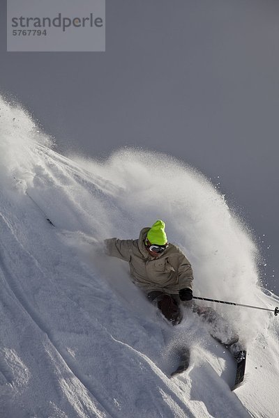 Junge männliche Skifahrer Schrägstriche ein Pulver-Zuges  Kicking Horse Resort  Britsh Columbia  Kanada