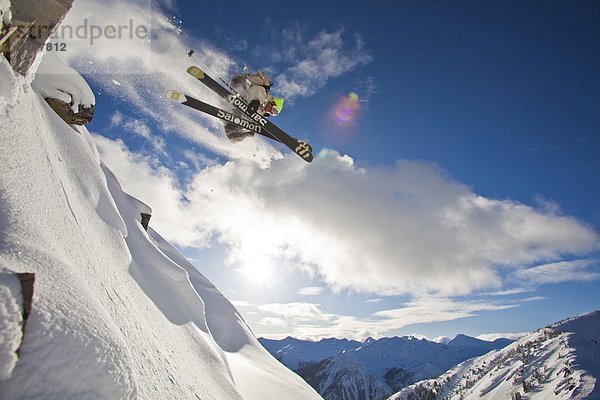 Skifahrer Steilküste treten unbewohnte entlegene Gegend jung