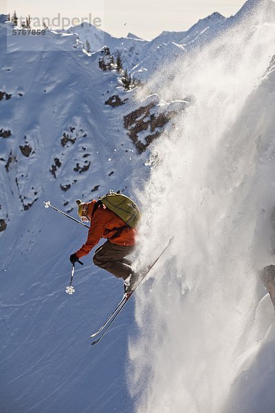 Skifahrer Steilküste treten unbewohnte entlegene Gegend jung