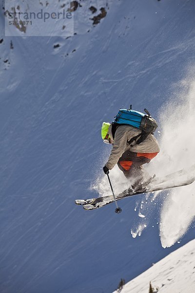 Skifahrer Steilküste treten unbewohnte entlegene Gegend jung