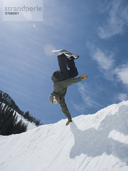 Mann  Snowboard  zeigen  Kunststück