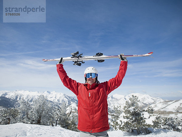 Mann  Ski  über  halten