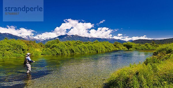 Mann Fliegenfischen  Spring Creek  Südinsel  Neuseeland