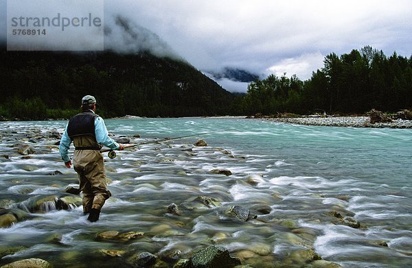 Man Fliege Fischen  Dean River  British Columbia  Canada0