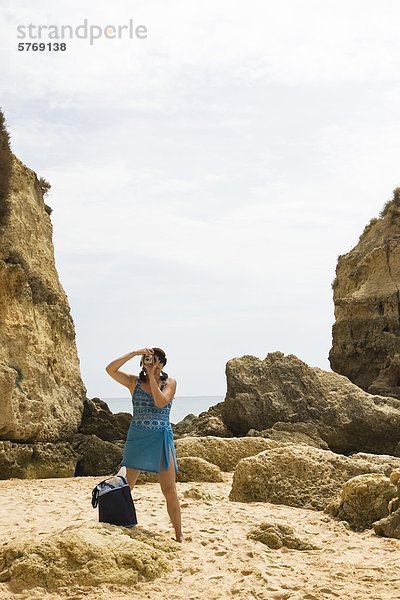 Frau in Badebekleidung am Strand unter ein Bild  Albufeira  Algarve Portugals  Europa. Dieses Bild ist Modell veröffentlicht. MR0129