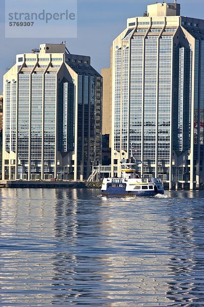 Passagierfähre vor Halifax Waterfront  Hafen von Halifax  Nova Scotia  Kanada