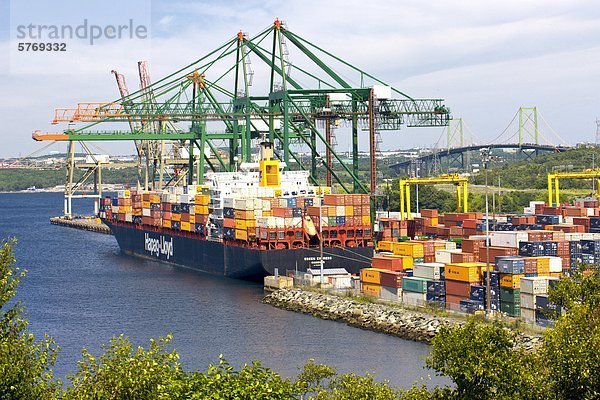 Container-Schiff angedockt am Containerhafen  Bedford  Halifax  Nova Scotia  Kanada