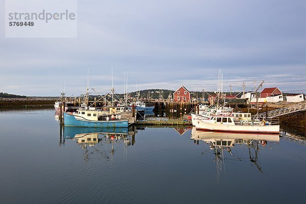 Fischerboote am Kai  Yarmouth Bar bei Dämmerung  Nova Scotia  Kanada gefesselt