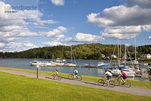 Familie Radfahren am Confederation Trail  Montague  Prince Edward Island  Kanada