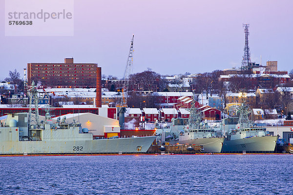 Marine Schiffe gefesselt am Marine Werft  Halifax Hafengebiet  Nova Scotia  Kanada