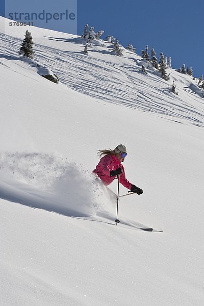 Junge Frau Skifahren nicht aufgezeichnete Pulver in Mustang Pulver Catski  British Columbia  Kanada.