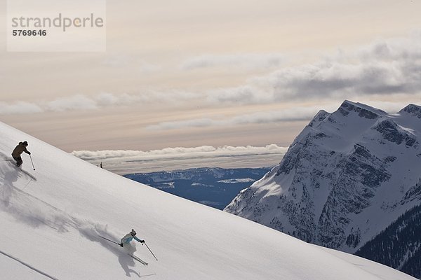 Junger Mann Ski frischen Pulver in den Selkirk-Bereich in der Nähe der Fairy Meadows Hinterland Hütte  British Columbia  Kanada.